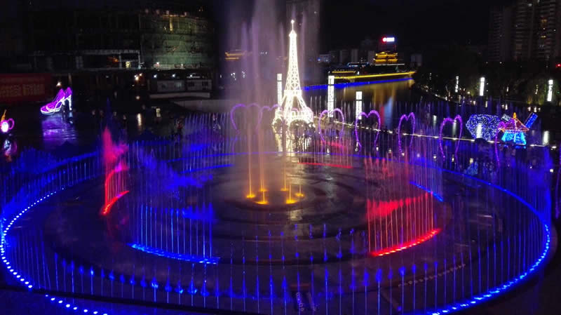 龙潭广场音乐喷泉正式竣工对外开放引大量人潮