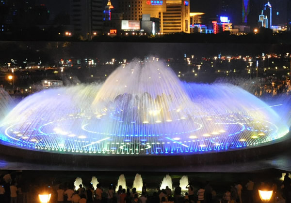 喷泉早就存在于自然界，以它独特的风采为大地锦上添花