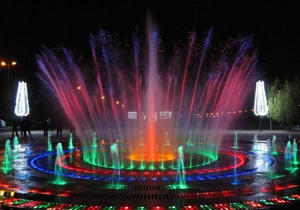 除了中国以外，绝大多数喷泉都是使用纯白光为水柱照明
